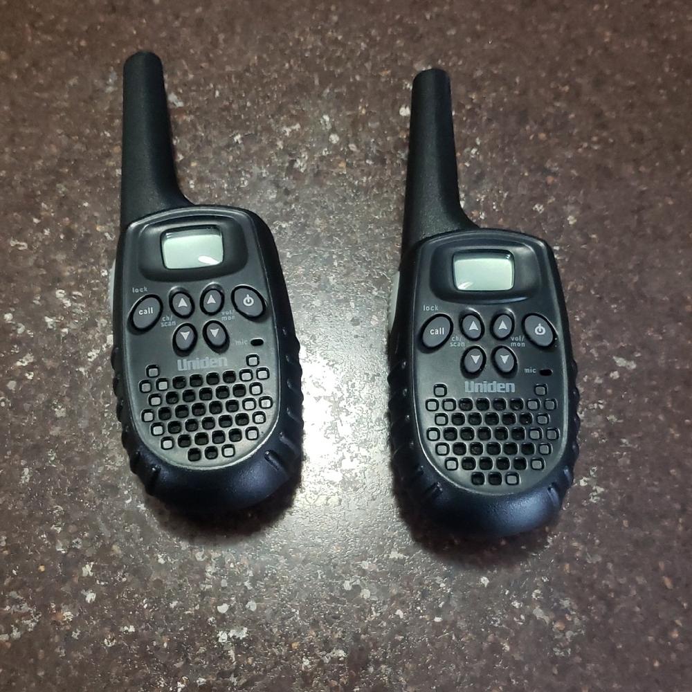 Pair of Uniden GMR325-2 2 Way Radio Walkie Talkie